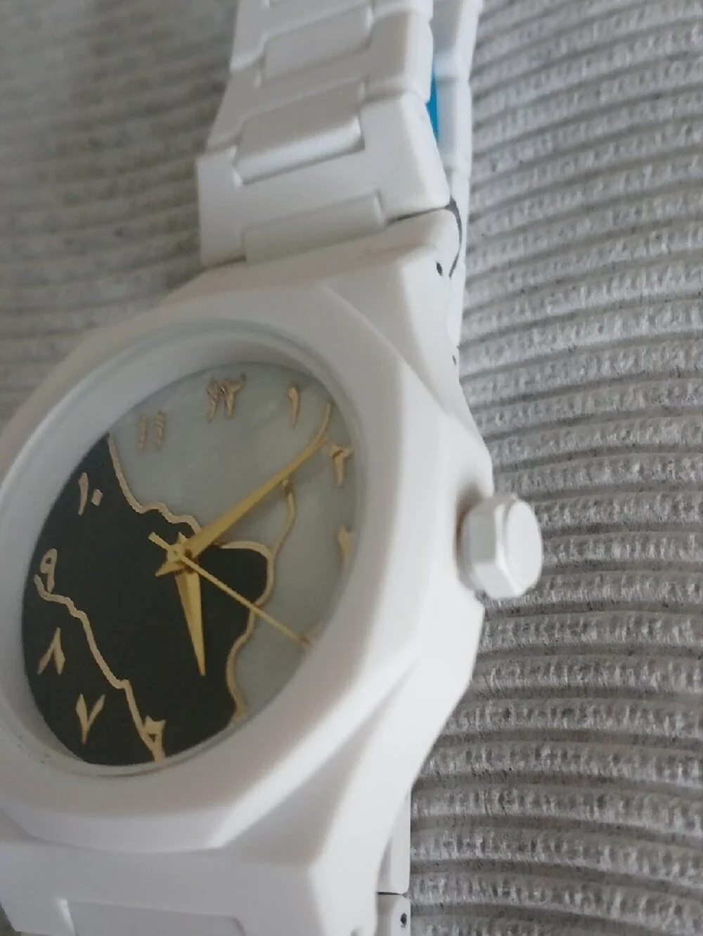 White Fashion Analog Wristwatch with Gold Accents